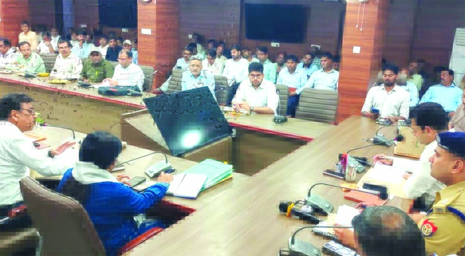 आईजीआरएस समीक्षा बैठक जौनपुर कलेक्ट्रेट सभागार में आईजीआरएस समीक्षा बैठक की अध्यक्षता करते जिलाधिकारी