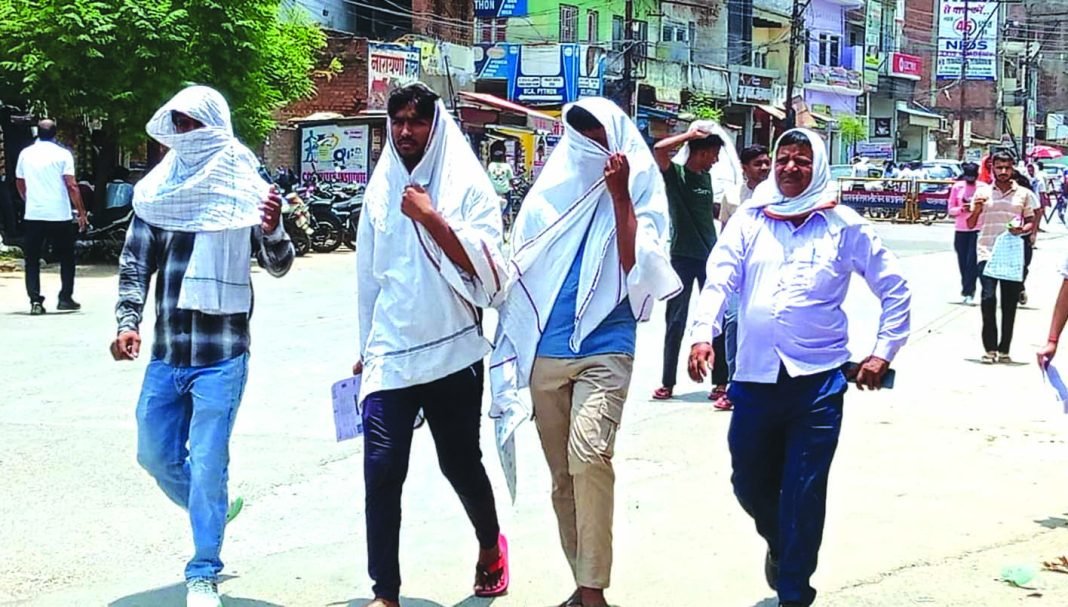 जौनपुर में भीषण गर्मी गर्मी और उमस से परेशान लोग