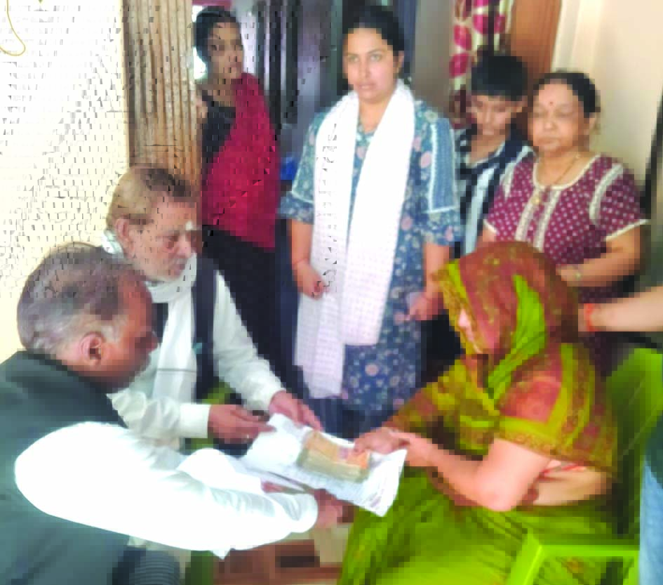 राजेश कुमार पांडेय के परिजनों को आर्थिक सहायता प्रदान करते बार पदाधिकारी केराकत बार एसोसिएशन के पदाधिकारियों ने दिवंगत अधिवक्ता राजेश कुमार पांडेय के परिवार को 1.50 लाख रुपये की सहायता राशि प्रदान की।