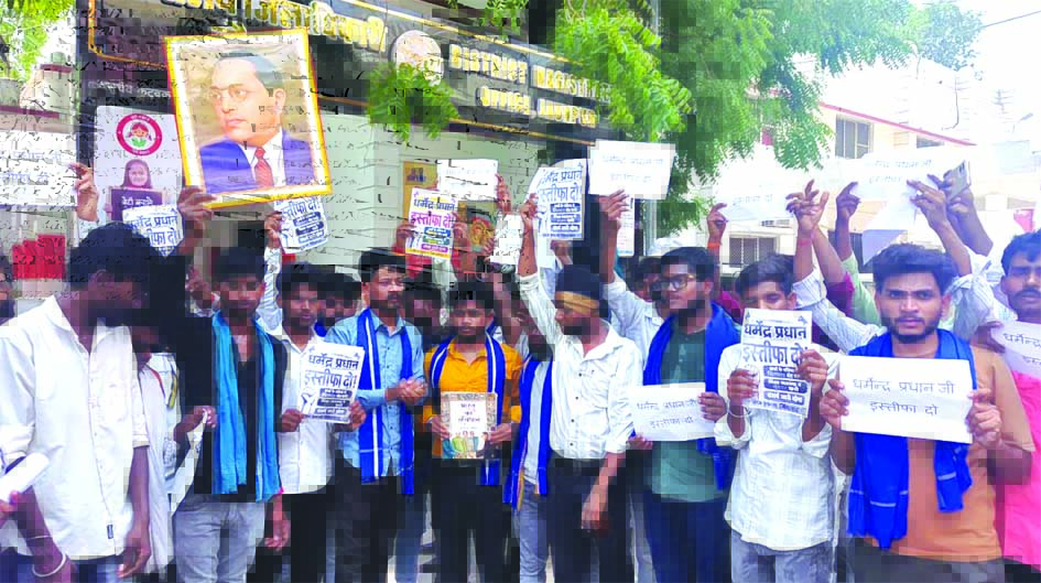 नीट परीक्षा में धांधली के विरोध में राष्ट्रपति को ज्ञापन सौंपते छात्र