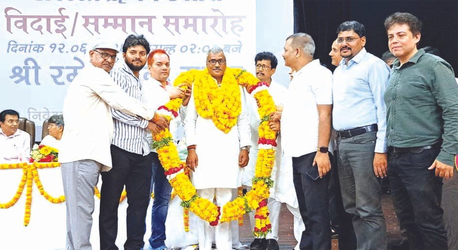 पूर्वांचल विश्वविद्यालय में रमेशचंद्र यादव को सम्मानित करते कुलपति
