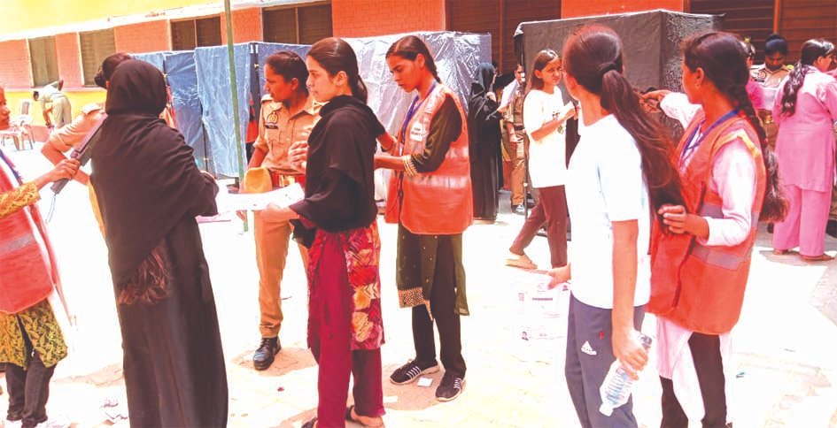 जौनपुर में नीट यूजी और नेट परीक्षा के दौरान परीक्षा केंद्र पर जांच करते अधिकारी
