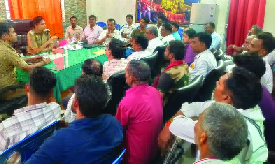 अपराध रोकथाम को लेकर सीओ प्रतिमा वर्मा की बैठक मुंगराबादशाहपुर थाना परिसर में कानून व्यवस्था बैठक को संबोधित करतीं सीओ प्रतिमा वर्मा