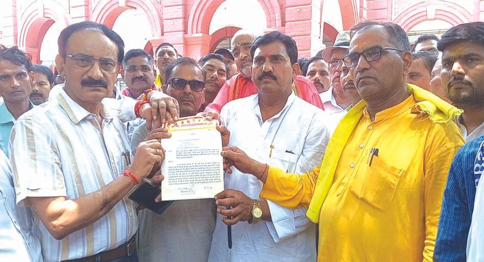 राष्ट्रपति के नाम ज्ञापन सौंपते अखिल भारतीय ब्राह्मण महासभा के पदाधिकारी