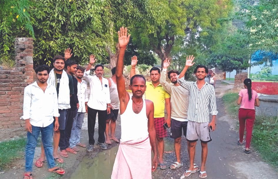 बदहाल सड़क पर प्रदर्शन करते सतहरिया के ग्रामीण