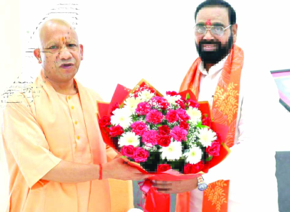 मुख्यमंत्री योगी आदित्यनाथ से शिष्टाचार भेंट करते पूर्व विधायक दिनेश चौधरी
