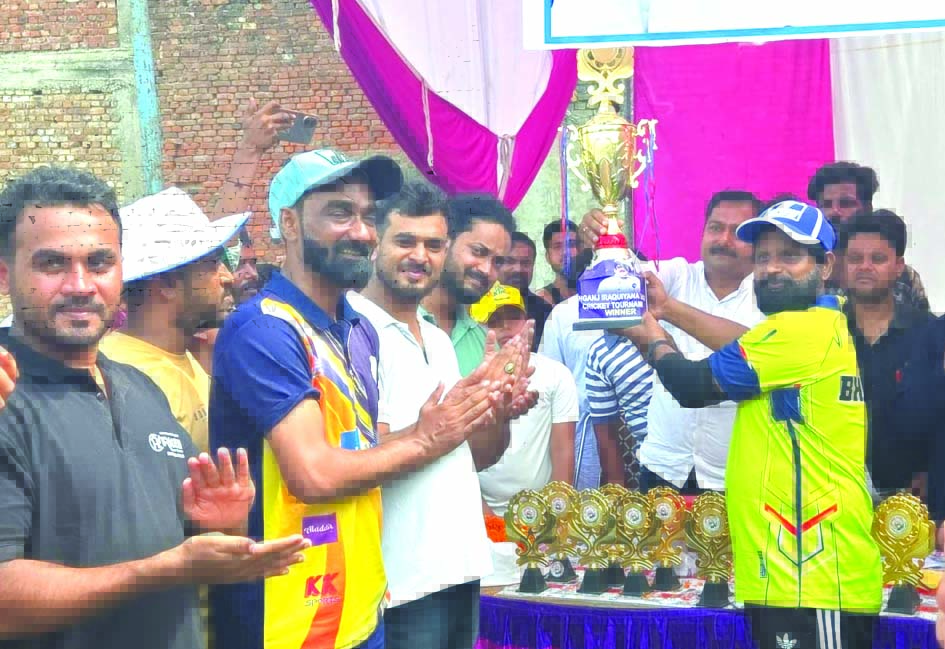 इराकियाना कप सीजन-3 का खिताब जीतने के बाद ट्रॉफी के साथ पीबीसी भदोही टीम के खिलाड़ी