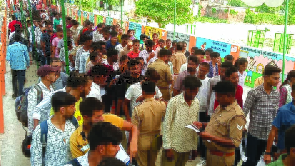 उत्तर प्रदेश पुलिस आरक्षी भर्ती परीक्षा के दौरान परीक्षा केंद्र पर अभ्यर्थी