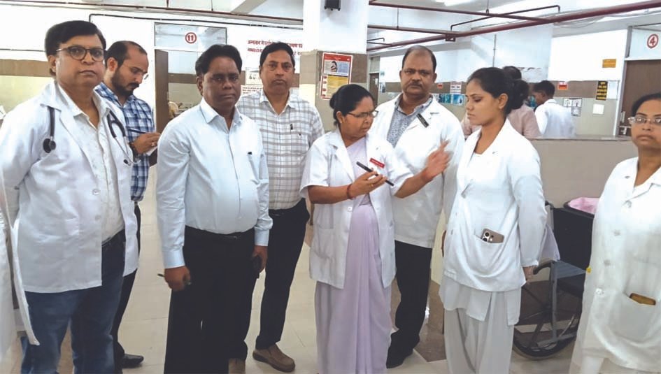 जिला महिला चिकित्सालय का निरीक्षण करते सीएमओ जिला महिला चिकित्सालय में निरीक्षण करते सीएमओ डॉ गंगाराम गौतम