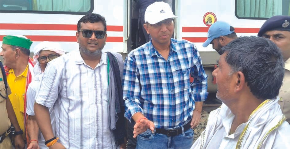 पूरनपुर में अंडरपास निर्माण स्थल का निरीक्षण पूरनपुर गांव में अंडरपास निर्माण की मांग को लेकर निरीक्षण करते रेलवे अधिकारी