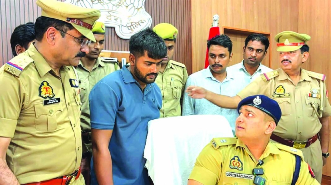 ढाई करोड़ की साइबर ठगी का आरोपी गिरफ्तार साइबर ठगी के आरोपी से बरामद मोबाइल, एटीएम कार्ड और नकदी