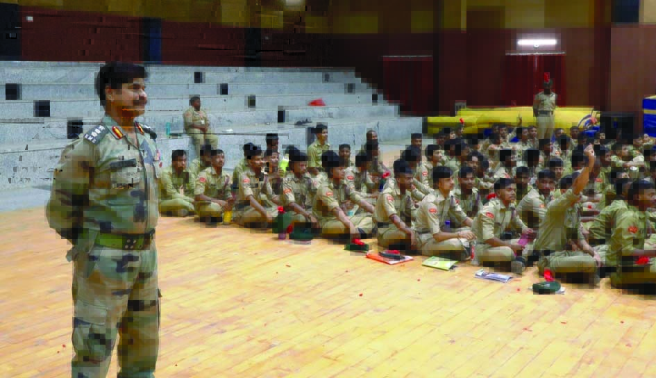 जौनपुर में एनसीसी कैडेट सैन्य फायरिंग प्रशिक्षण लेते हुए