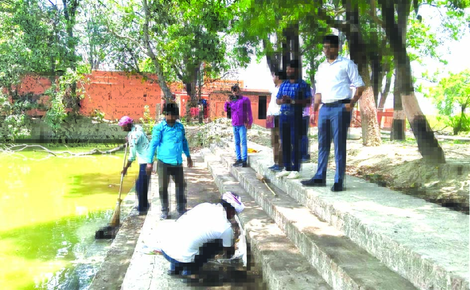जन चौपाल में ग्रामीणों को योजनाओं की जानकारी देते अधिकारी जौनपुर में आयोजित जन चौपाल के दौरान ग्रामीणों को सरकारी योजनाओं की जानकारी देते अधिकारी