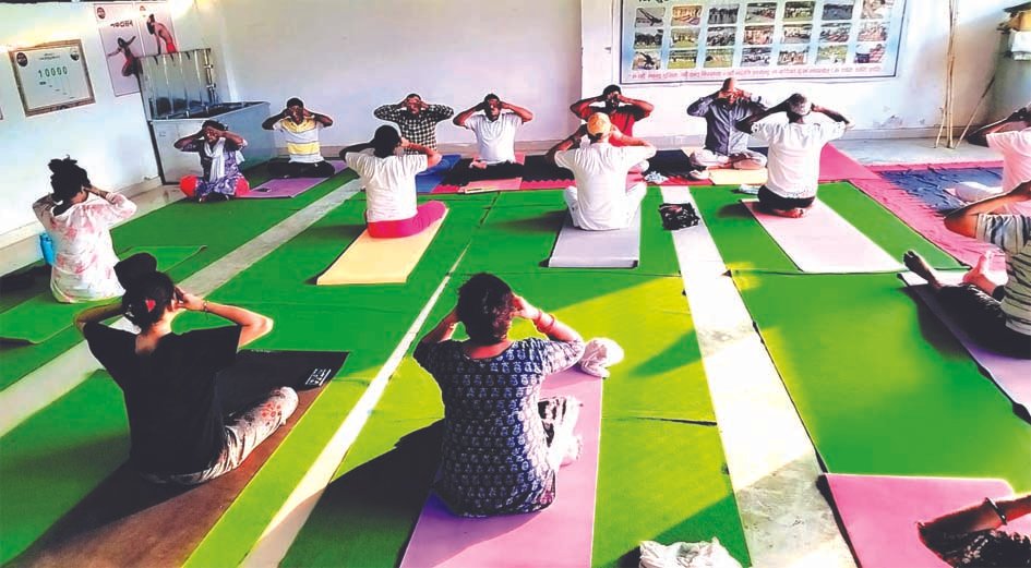 योग दिवस प्रशिक्षण कार्यक्रम योग दिवस प्रोटोकॉल का प्रशिक्षण लेते योग प्रशिक्षक