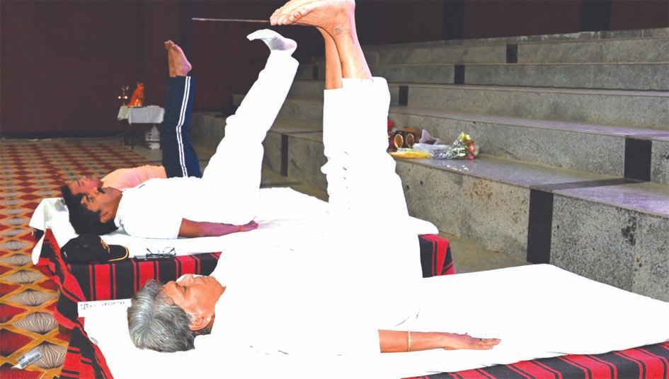 पूर्वांचल विश्वविद्यालय योग दिवस 2026 पूर्वांचल विश्वविद्यालय में अंतरराष्ट्रीय योग दिवस पर योगाभ्यास करते छात्र और शिक्षक