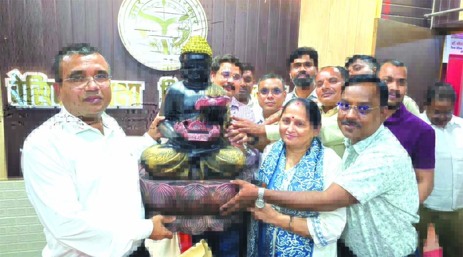 बीएसए डॉ गोरखनाथ पटेल को भावभीनी विदाई विदाई समारोह में सम्मानित होते बीएसए डॉ गोरखनाथ पटेल