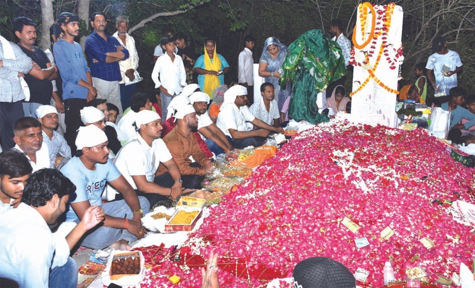 शहंशाह बाबा की मजार पर चादरपोशी करते श्रद्धालु