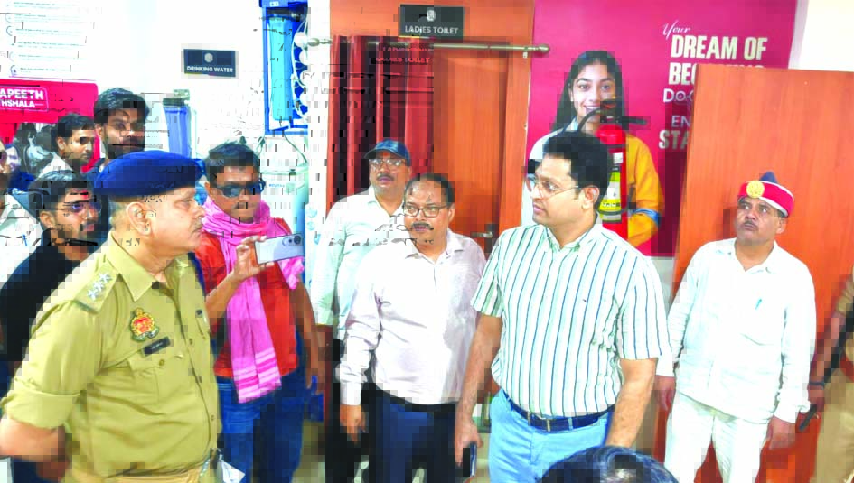 कोचिंग संस्थानों का निरीक्षण कोचिंग संस्थानों की सुरक्षा व्यवस्था का निरीक्षण करते जिलाधिकारी