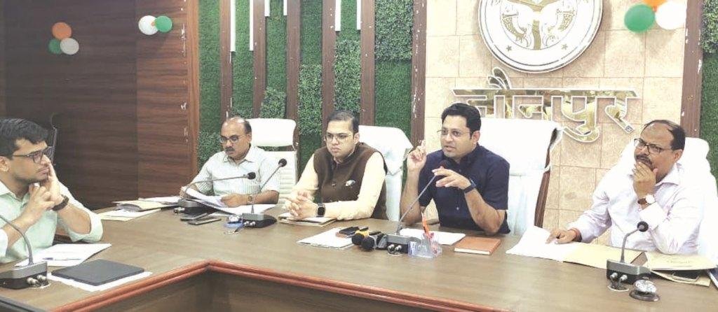ईजीआरएस समीक्षा बैठक की अध्यक्षता करते जिलाधिकारी सैमुअल आपॉल एन
