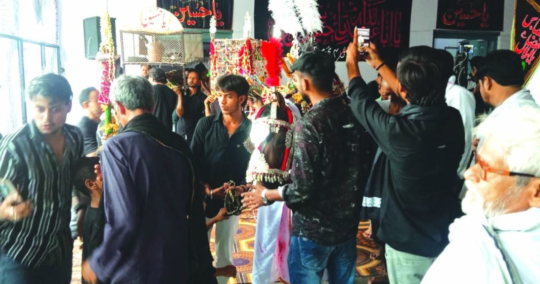 जौनपुर में चौथी मोहर्रम के अवसर पर निकला पारंपरिक जुलूस