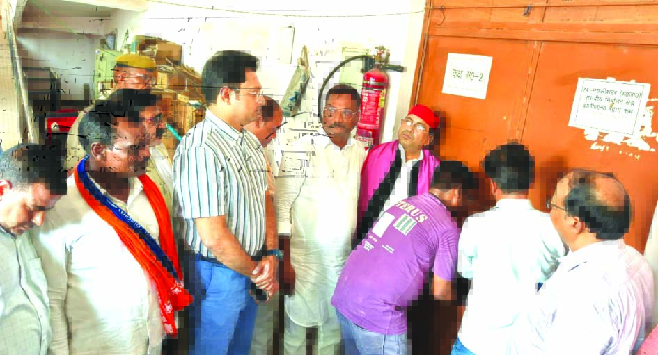 वीवीपैट वेयरहाउस का निरीक्षण करते जिलाधिकारी सैमुअल पॉल एन