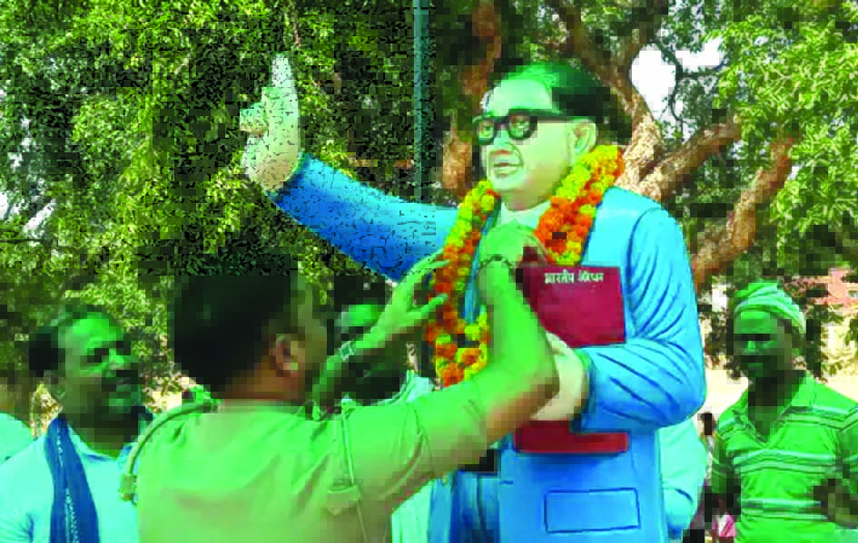 आंबेडकर प्रतिमा क्षतिग्रस्त होने के बाद मौके पर जुटे ग्रामीण जगदीशपुर गांव में क्षतिग्रस्त आंबेडकर प्रतिमा के पास विरोध प्रदर्शन करते ग्रामीण