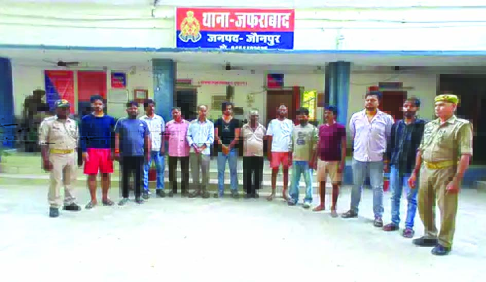 जफराबाद थाना क्षेत्र में मारपीट और विवाद के मामले में कार्रवाई करती पुलिस