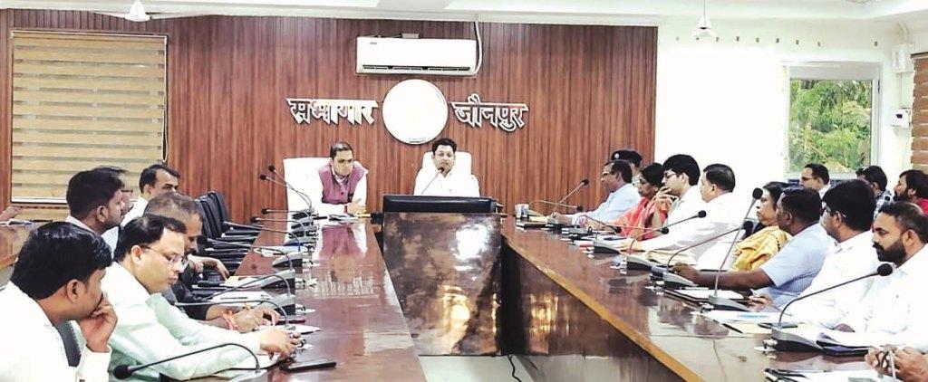 जौनपुर में अंतरराष्ट्रीय योग दिवस की तैयारियों की समीक्षा करते जिलाधिकारी सैमुअल पॉल एन
