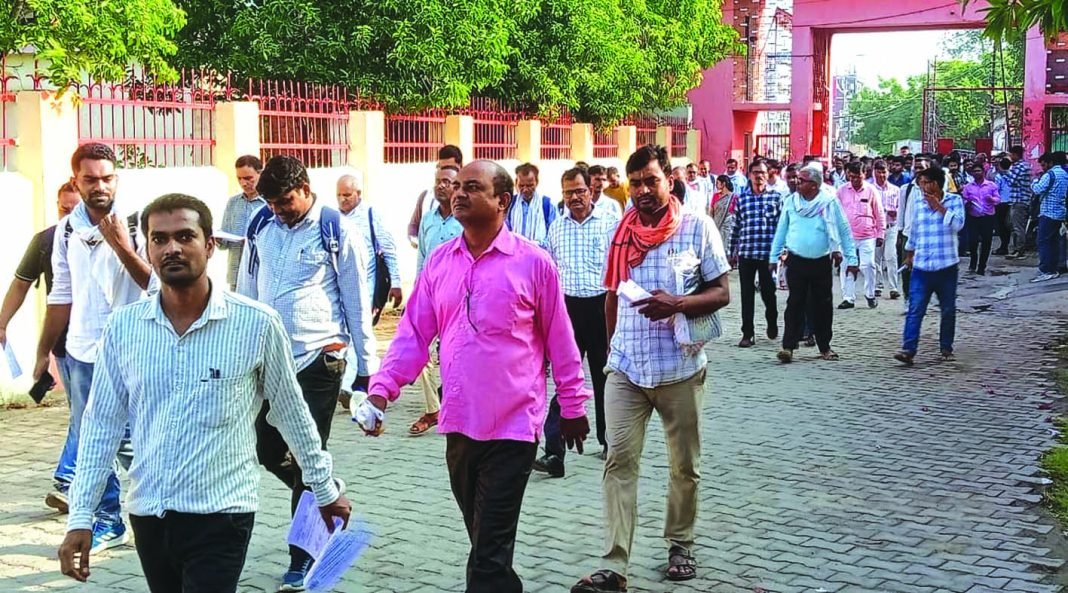 यूपीटीईटी परीक्षा केंद्र पर प्रवेश करते अभ्यर्थी