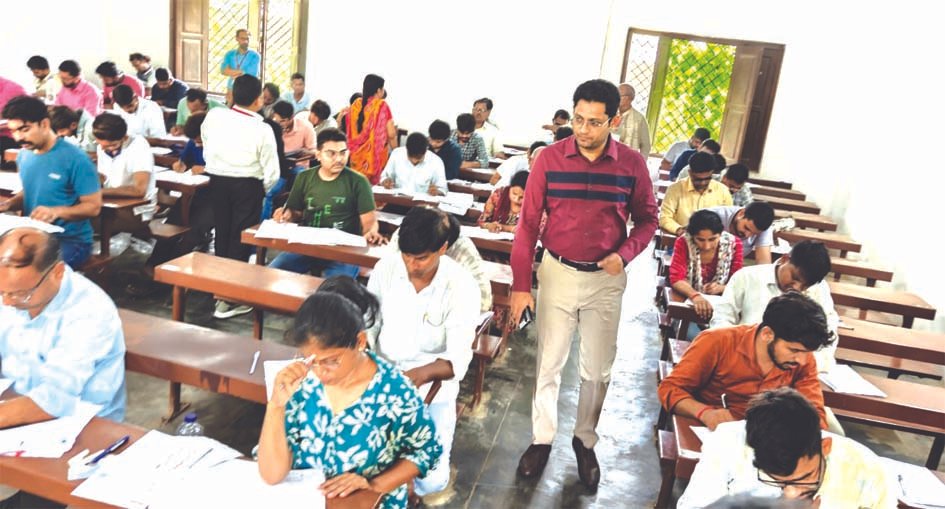 यूपीटीईटी परीक्षा केंद्र का निरीक्षण करते जिलाधिकारी
