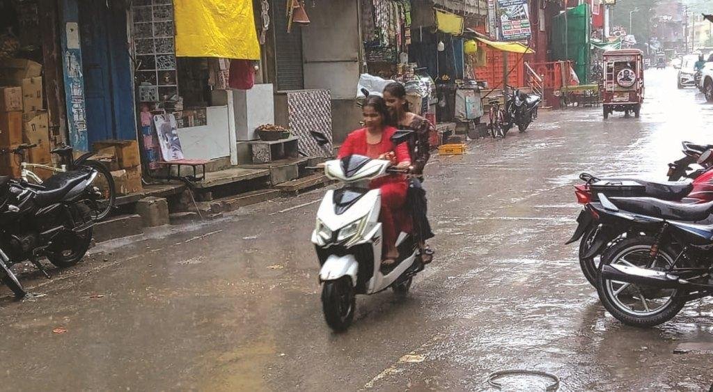 जौनपुर में दो दिनों की झमाझम बारिश के बाद बदला मौसम और धान की रोपाई करते किसान