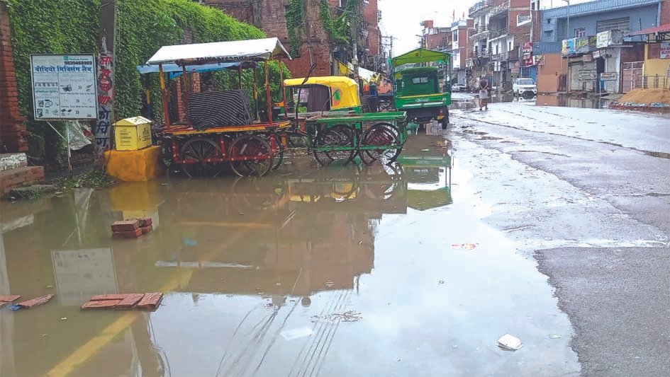 जौनपुर में नालियां जाम होने से सड़क पर भरा बारिश का गंदा पानी
