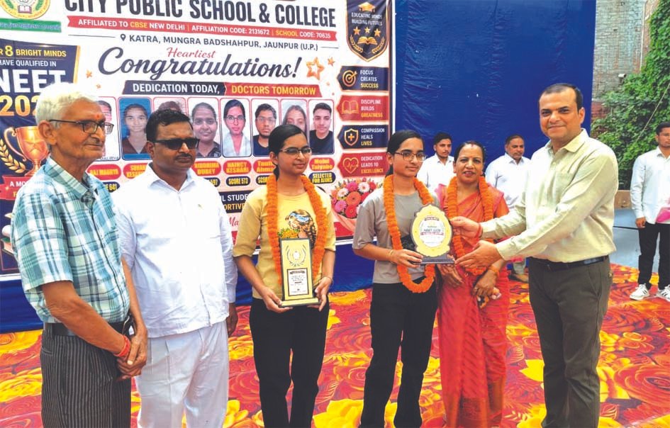 मुंगराबादशाहपुर में नीट में सफल छात्र-छात्राओं का सम्मान