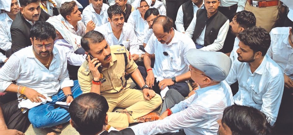 बक्सा एसओ के खिलाफ अधिवक्ताओं का प्रदर्शन एसपी कार्यालय के बाहर प्रदर्शन करते अधिवक्ता