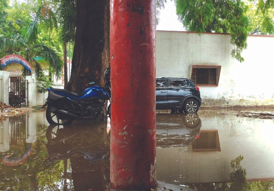 बारिश के बाद डीएम कार्यालय के पास सड़क पर जलभराव