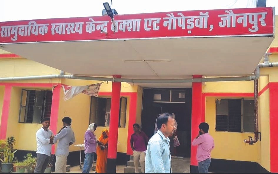 सीएचसी बक्सा परिसर में खुले में पड़ा मेडिकल कचरा और संक्रमित सूइयां