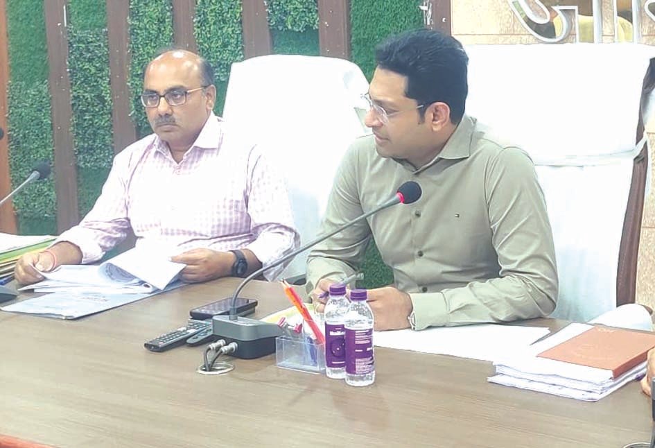जौनपुर में पीएम आवास योजना की समीक्षा करते जिलाधिकारी सैमुअल पॉल एन.
