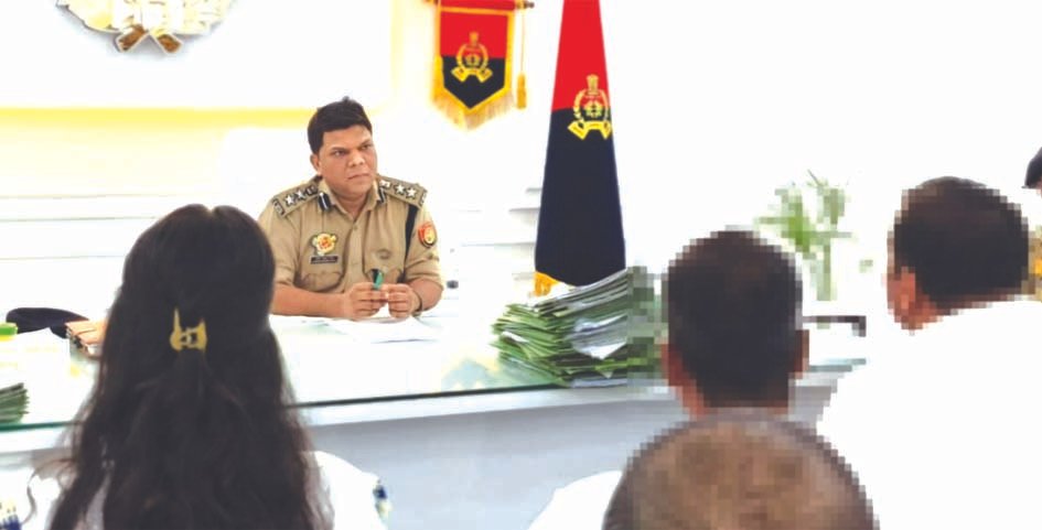 जौनपुर पुलिस कार्यालय में एसएसपी की जनसुनवाई जौनपुर पुलिस कार्यालय में फरियादियों की शिकायतें सुनते एसएसपी कुँवर अनुपम सिंह