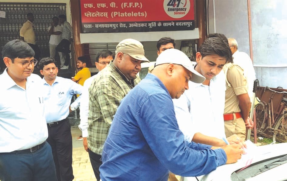 बदलापुर में निजी अस्पतालों की जांच बदलापुर में निजी अस्पतालों की जांच करती स्वास्थ्य विभाग की टीम