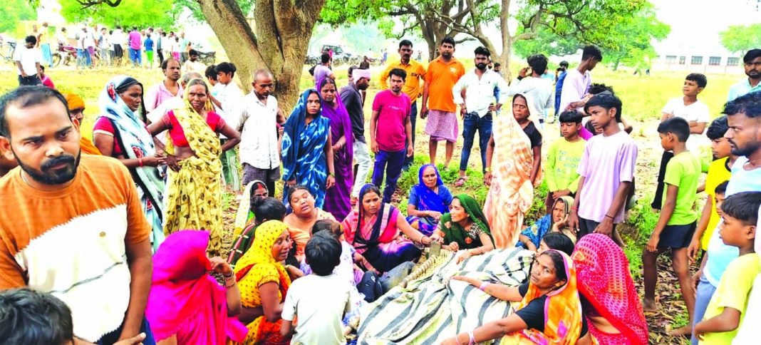 घटनास्थल पर जुटी पुलिस और ग्रामीण
