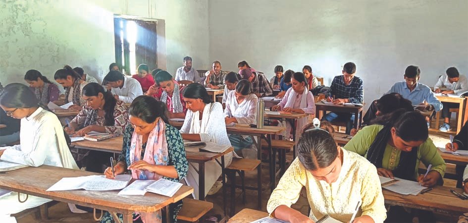 समोधपुर कॉलेज में पुस्तक पठन एवं समीक्षा कार्यक्रम में भाग लेते विद्यार्थी