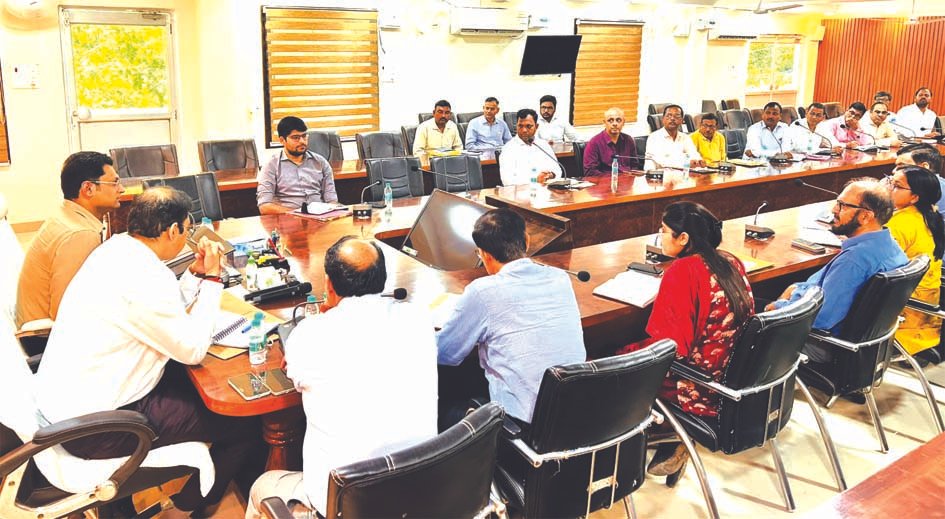 जौनपुर में राज्यपाल के आगमन की तैयारियों की समीक्षा करते डीएम