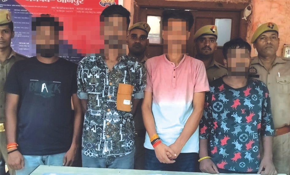 जौनपुर पुलिस मुठभेड़ में पांच गिरफ्तार जौनपुर पुलिस मुठभेड़ के बाद गिरफ्तार आरोपितों के साथ बरामद हथियार