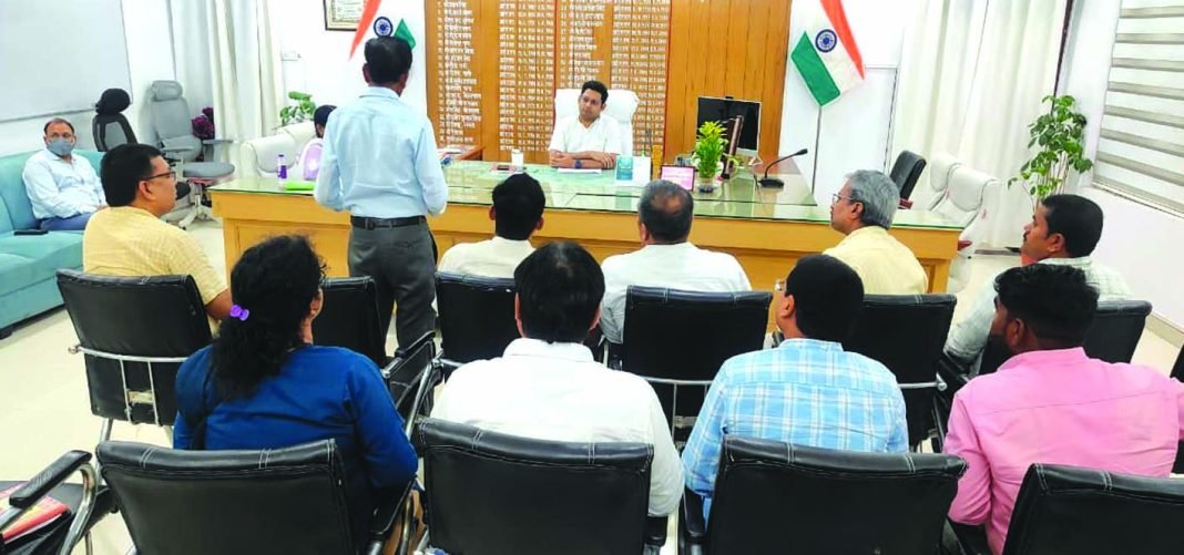 मुख्यमंत्री मत्स्य संपदा योजना की समीक्षा बैठक मुख्यमंत्री मत्स्य संपदा योजना की बैठक की अध्यक्षता करते डीएम