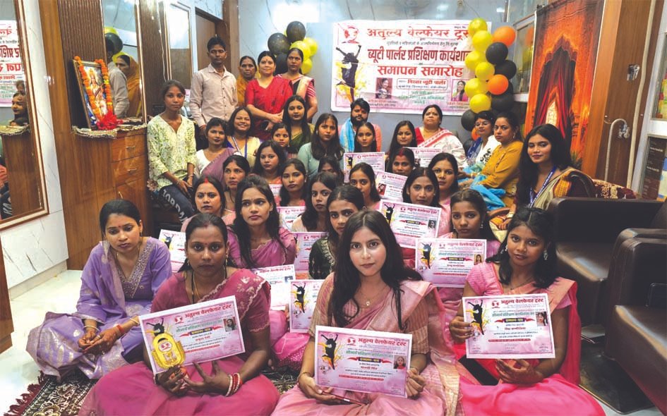 जौनपुर में 30 दिवसीय सौंदर्य प्रशिक्षण कार्यशाला सम्पन्न जौनपुर में सौंदर्य प्रशिक्षण कार्यशाला के समापन पर प्रतिभागियों को सम्मानित करते अतिथि