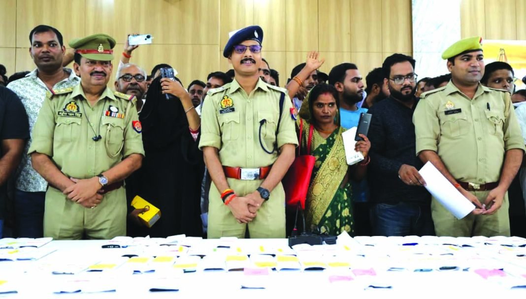 बरामद मोबाइल फोन उनके स्वामियों को सौंपते जौनपुर पुलिस के अधिकारी