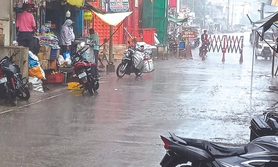 बारिश के इंतजार में सूखे खेत और धान की फसल