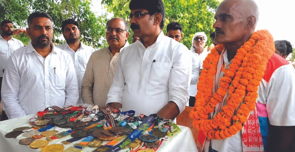विश्व के नंबर-2 जैवलिन थ्रोअर रोहित यादव के परिवार को सम्मानित करते पूर्व विधायक जगदीश सोनकर
