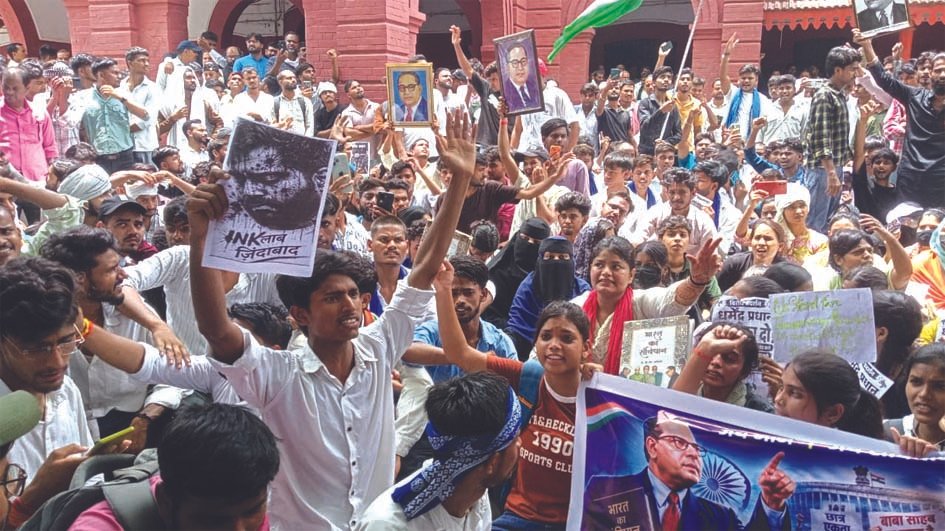 जौनपुर में नगर निकायों की समीक्षा बैठक में अधिकारियों को निर्देश देते डीएम सैमुअल पॉल एन.