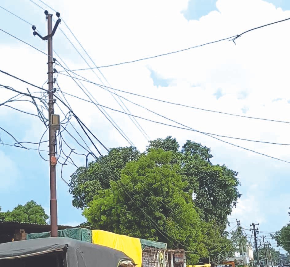 जौनपुर में जर्जर एबीसी केबल नीचे लटकती हुई
